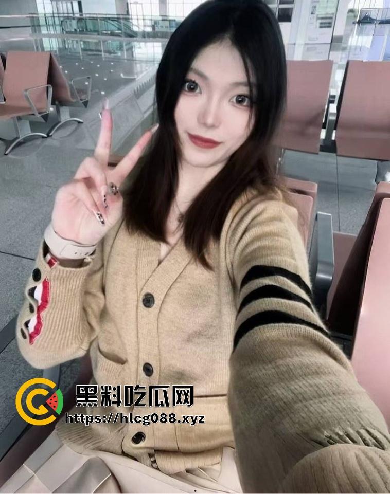 重庆蜜桃臀骚妻【武思思】偷情大瓜，单位领导无套后入操翻天，开档黑丝大屁股被内射，老公头顶绿得发光！-1