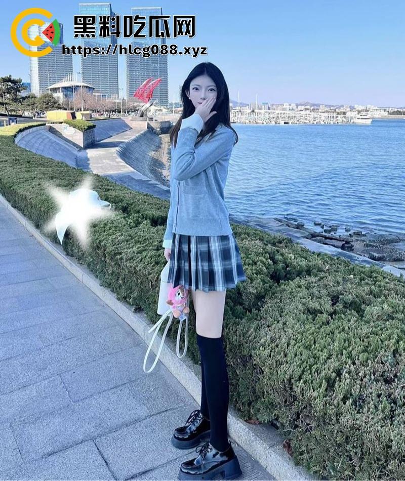 重庆蜜桃臀骚妻【武思思】偷情大瓜，单位领导无套后入操翻天，开档黑丝大屁股被内射，老公头顶绿得发光！-6