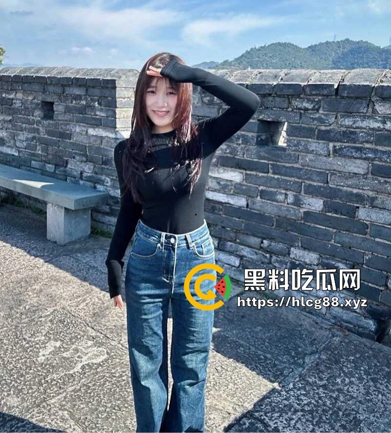 湖北师范大三嫩妹『礼温可』白皮骚狗勾魂反差婊，甜脸藏淫心，初操爽翻问群P不拒，饭后叫兄弟轮奸狂干！-5