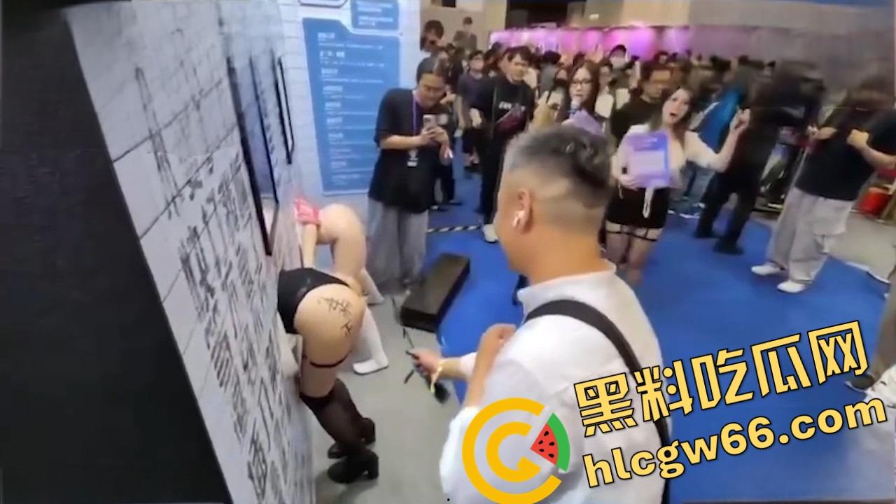 台湾成人博览会2025现场开放SM互动,女优撅臀任抽打当肉便器,屁股写淫字让观众轮番狂抽!-2