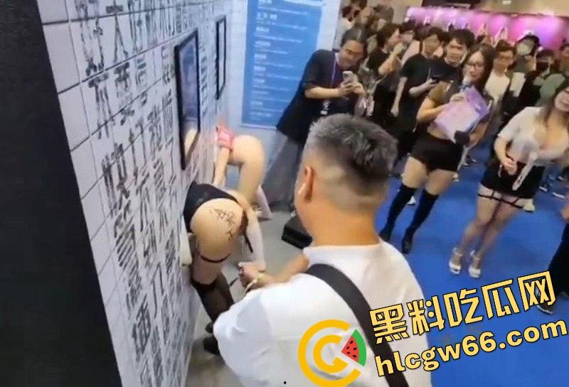 台湾成人博览会2025现场开放SM互动,女优撅臀任抽打当肉便器,屁股写淫字让观众轮番狂抽!-6