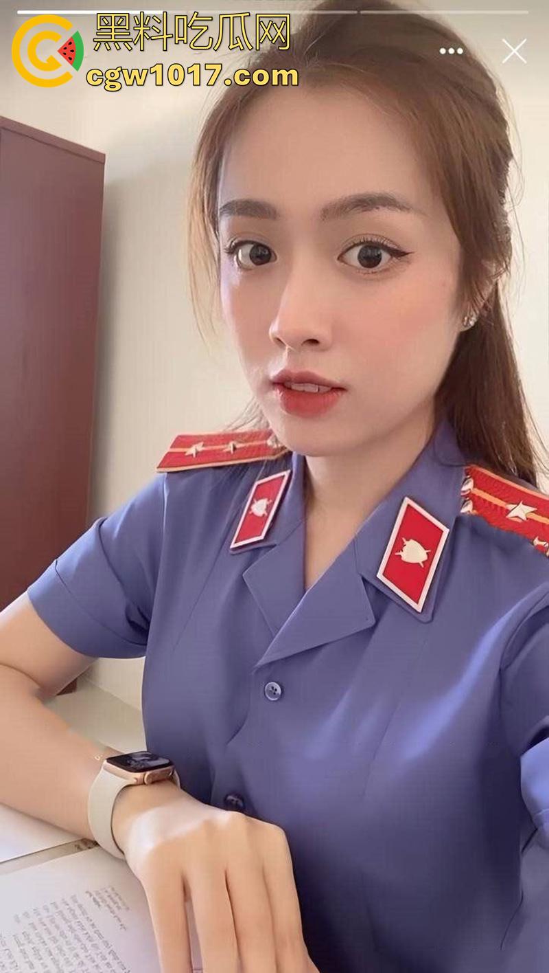 越南司法界大瓜，超性感长腿美女检察官，平时冷飒御姐，私下竟是反差母狗，与男友自拍泄密流出，越南妹是真的骚啊！-1