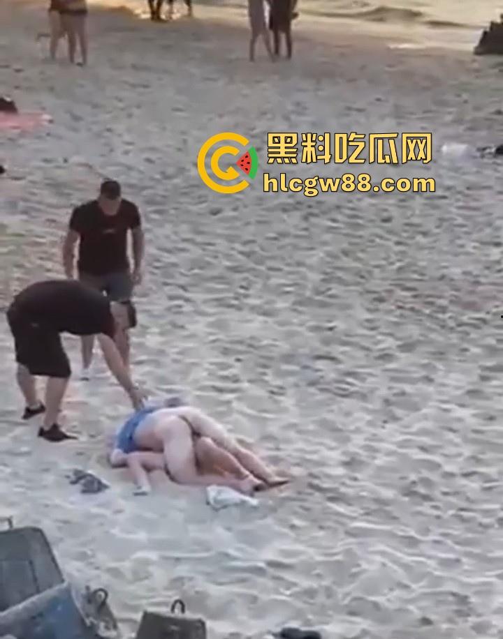 波兰一景区海滩 情侣当众做爱辣眼睛 群众指骂仍搖不停 最后遭热心老哥拿拖鞋暴揍-3