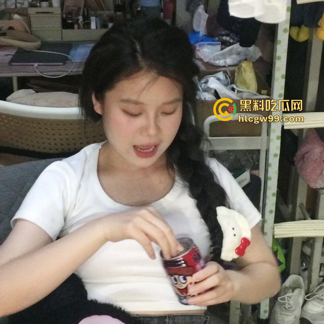 河南大专反差母狗多人肉便器【王佳怡】下课直奔酒店道具拉满，与炮友2位好兄弟玩3P爆操！-3