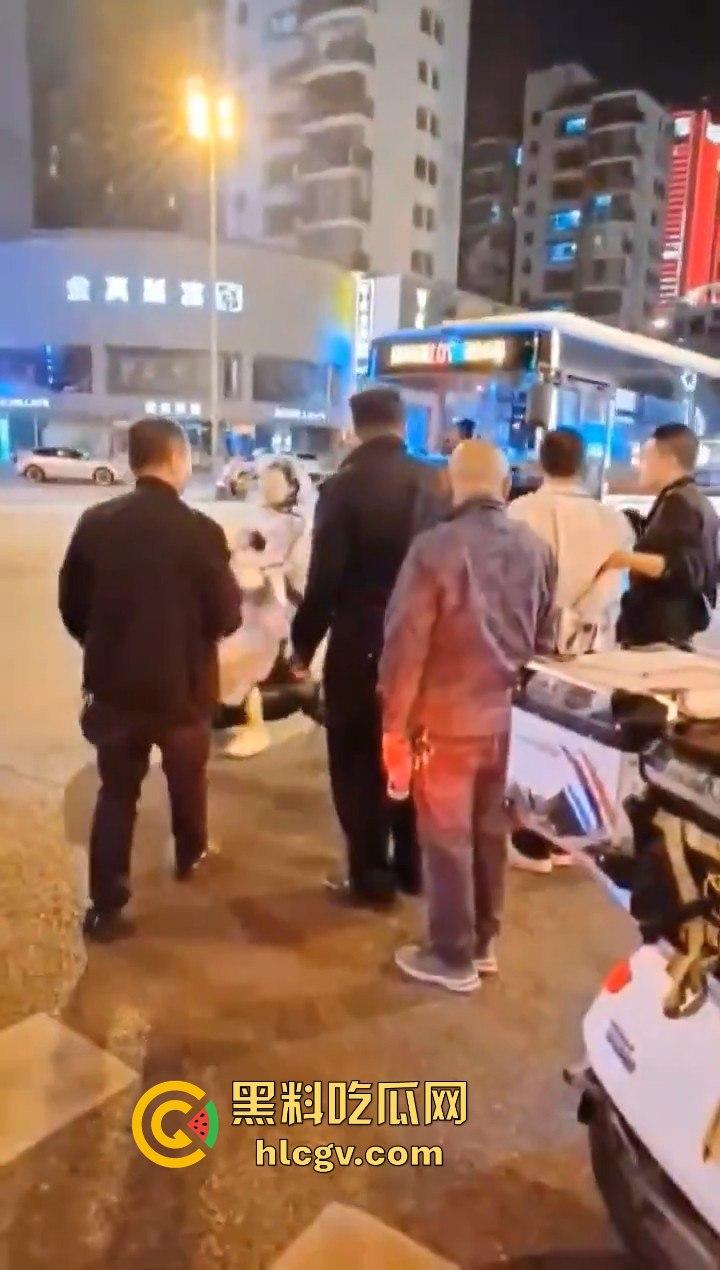 长沙星沙盼盼小学惊现人贩子!两人当街拐孩子,围观群众怒抓跑了一个!-5