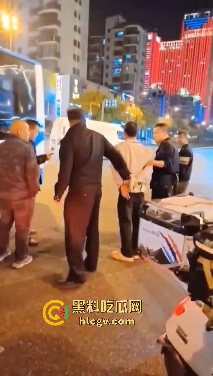 长沙星沙盼盼小学惊现人贩子!两人当街拐孩子,围观群众怒抓跑了一个!-6