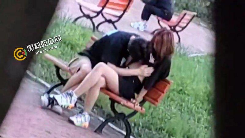 四川工商职业技术学院 小情侣饥渴难耐 在操场边腻歪 吸奶子 偷拍视频流出-2