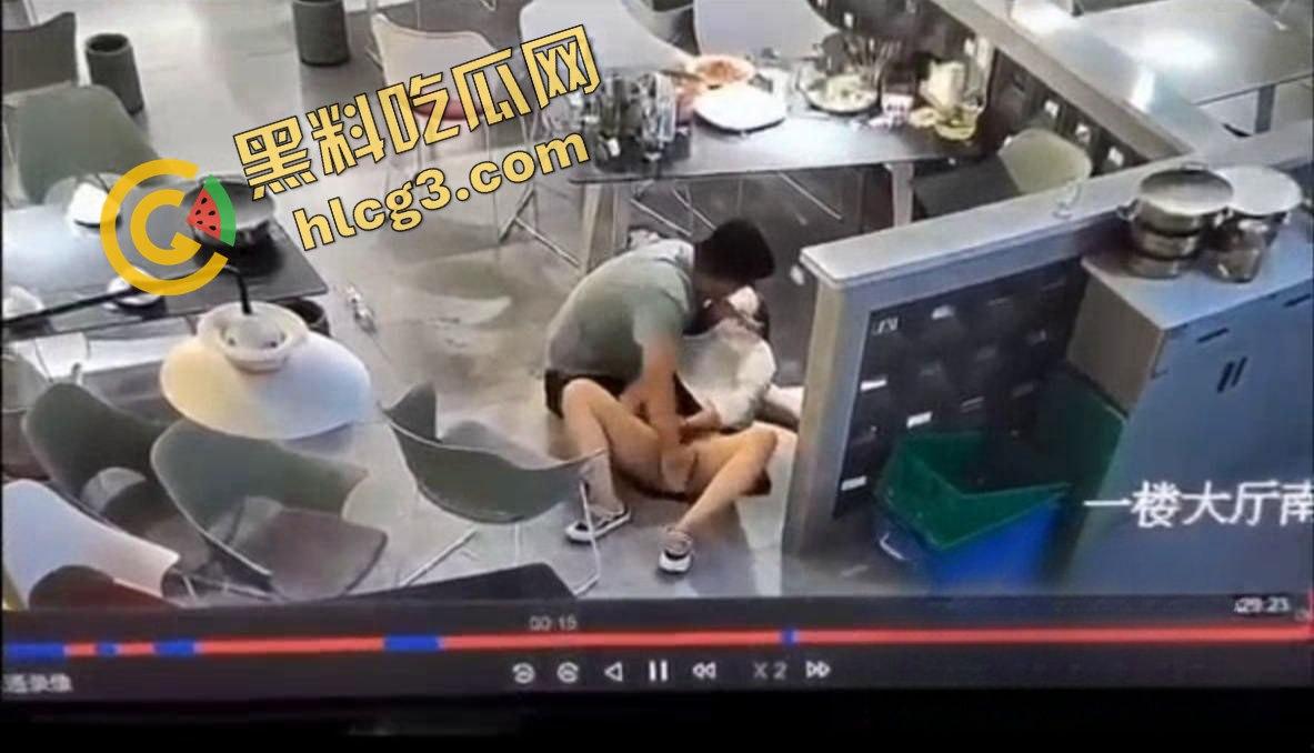 炸裂激情！武汉汪洋烧烤店 饥渴情侣一楼大厅搂腰亲嘴 疯狂抠逼 无视他人 监控实拍视频外传-5