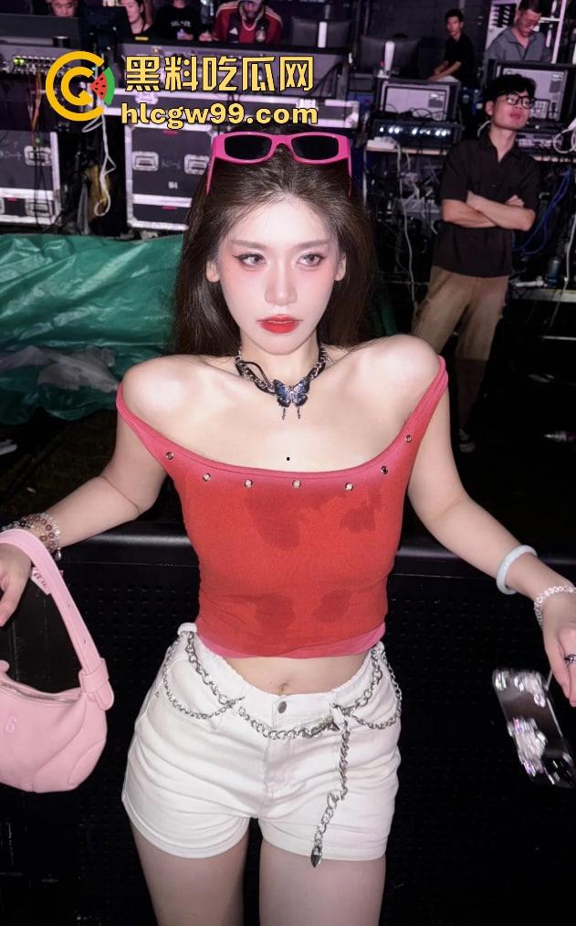 海口电音节小仙女玩得真花，乳贴当衣服半裸晃奶，这是货比三家，方便海王们精挑细选精准下单？-1