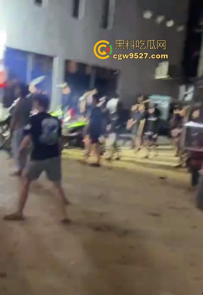 柬埔寨波贝火拼变闹剧！两拨废物互砸杂物，长棍对峙怂到爆，警察哨子吹破喉咙直到大部队到才镇场！-2