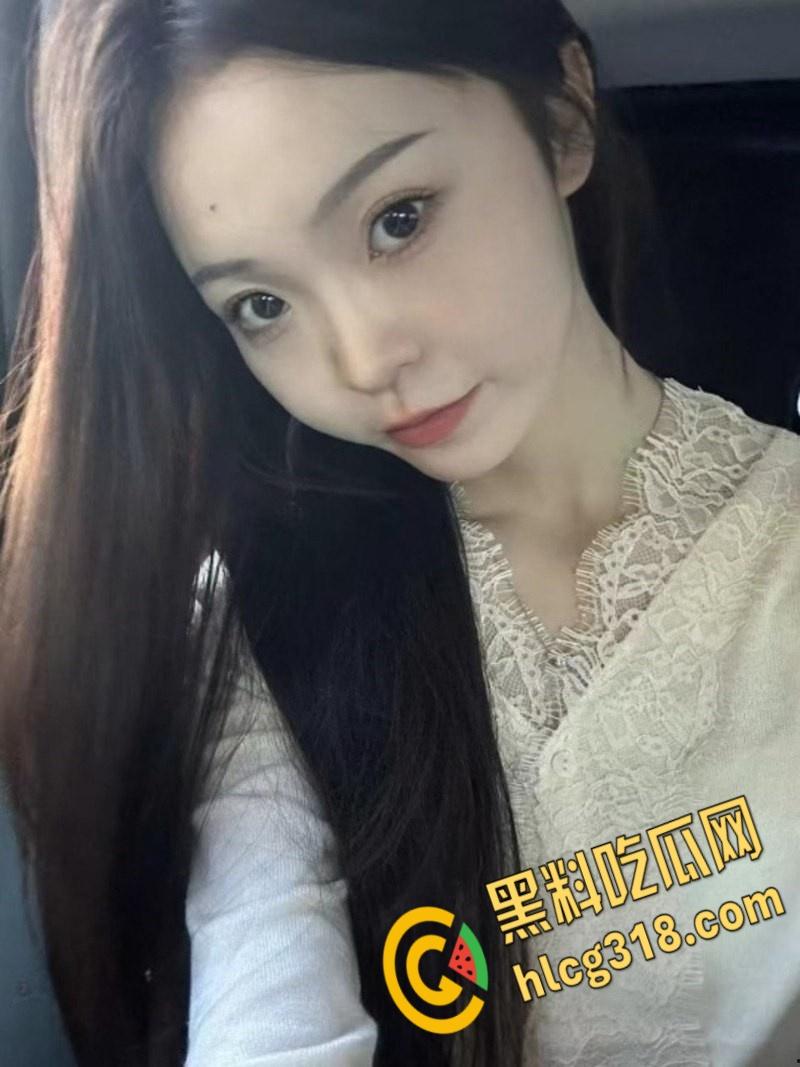 上海反差幼师【刘雨菲】,白天教娃晚上变骚母狗,红底黑丝高跟后入,镜子前大长腿后入性感,谁看了不腿软 !-1