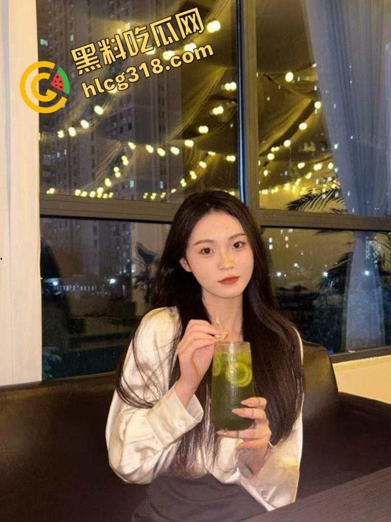 上海反差幼师【刘雨菲】,白天教娃晚上变骚母狗,红底黑丝高跟后入,镜子前大长腿后入性感,谁看了不腿软 !-3