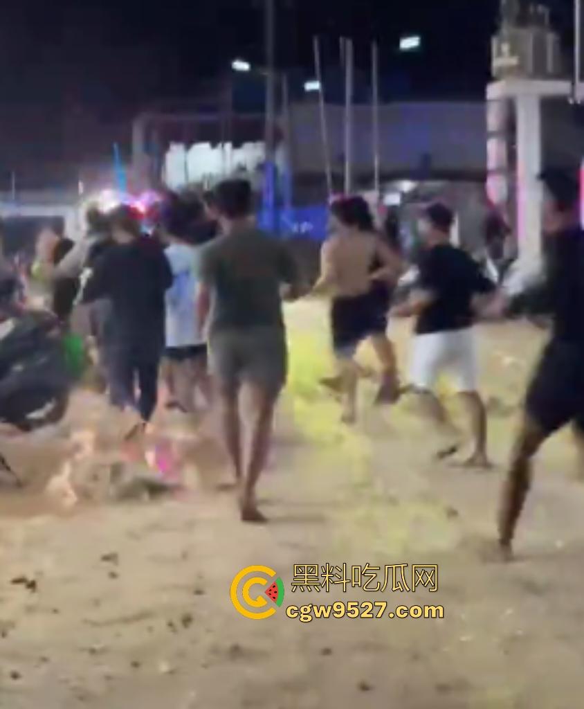 柬埔寨波贝火拼变闹剧！两拨废物互砸杂物，长棍对峙怂到爆，警察哨子吹破喉咙直到大部队到才镇场！-7
