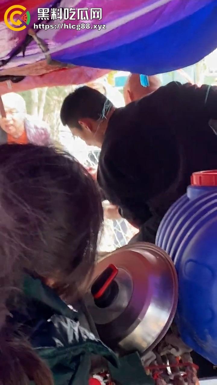 南阳镇平庙会惊现夺命飞椅，游乐设施突然倒塌 一人当场没了 两人重伤 飞椅变升天套餐了？-2