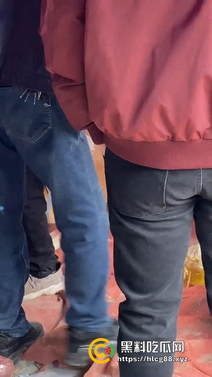 南阳镇平庙会惊现夺命飞椅，游乐设施突然倒塌 一人当场没了 两人重伤 飞椅变升天套餐了？-4