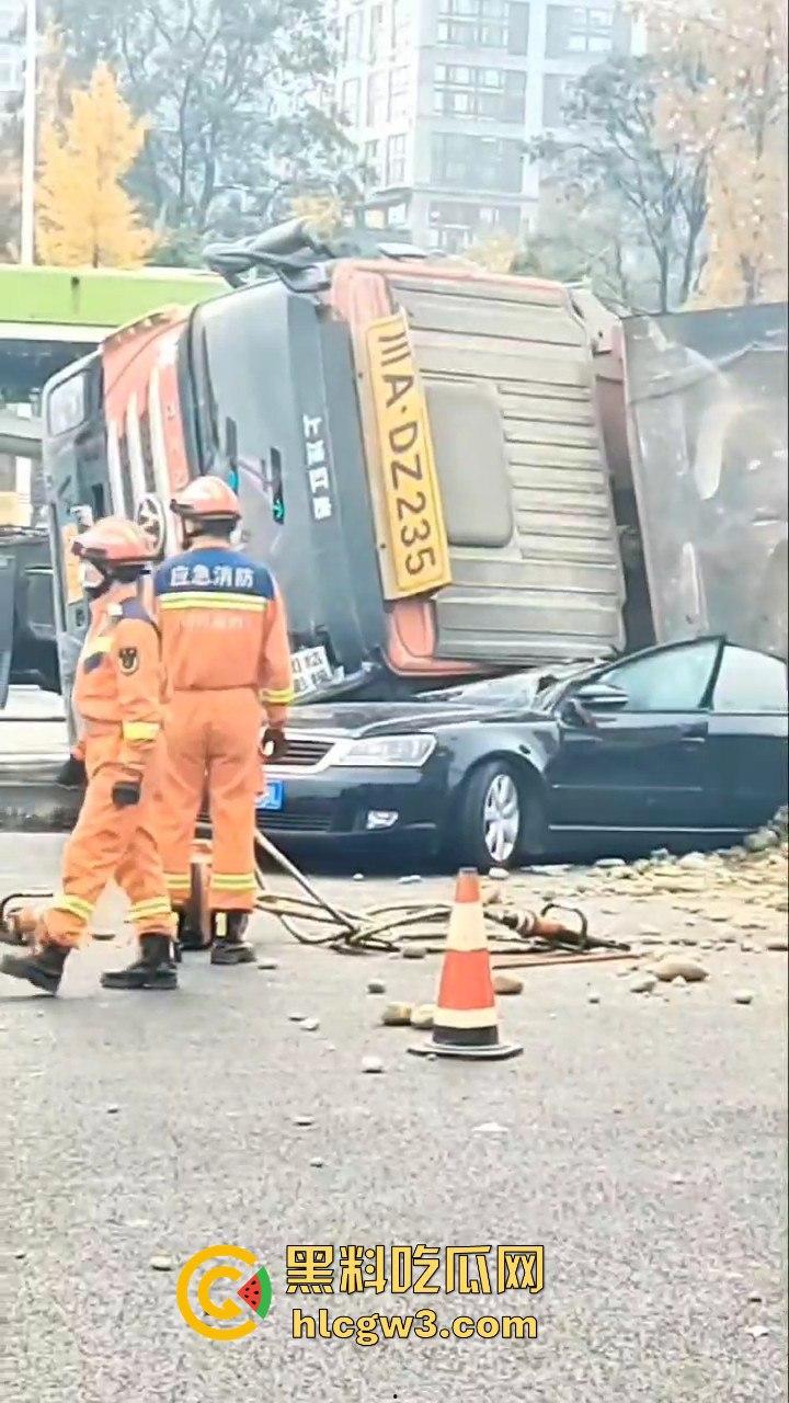 成都郫县渣土车侧翻压塌小轿车，事故致三死一伤，原因疑为小车强行变道！-4
