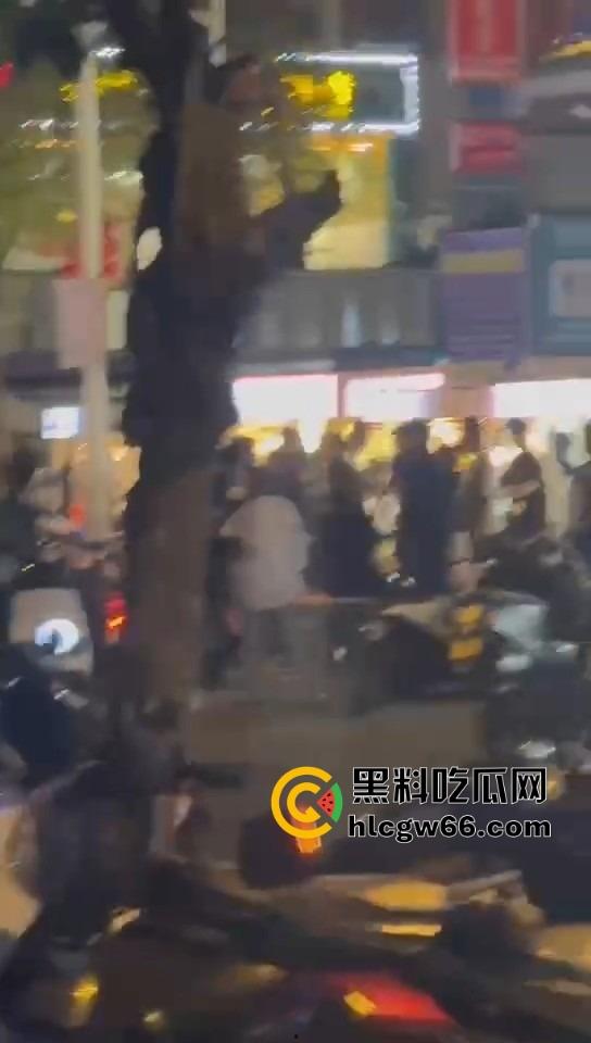 三亚路边摊大哥嫌饭难吃，老板一怒召兄弟，棒球棍锅铲齐上阵，追着打一整条街！-1