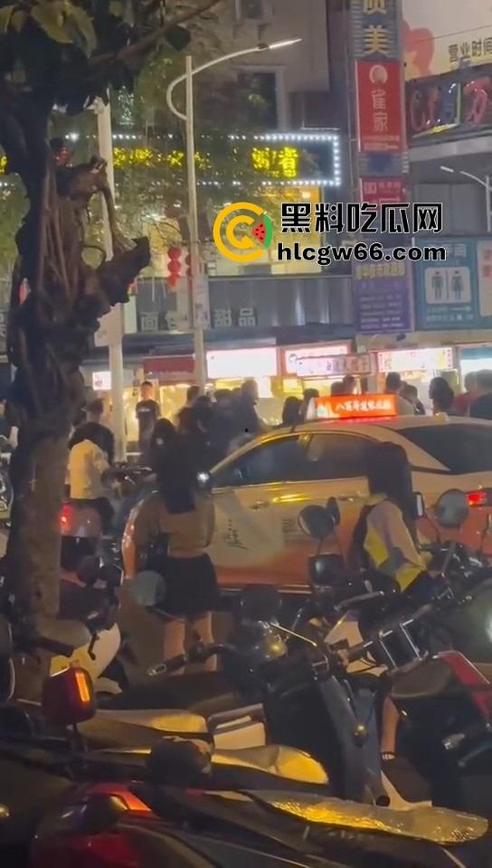 三亚路边摊大哥嫌饭难吃，老板一怒召兄弟，棒球棍锅铲齐上阵，追着打一整条街！-4