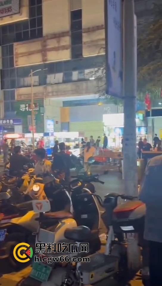 三亚路边摊大哥嫌饭难吃，老板一怒召兄弟，棒球棍锅铲齐上阵，追着打一整条街！-6