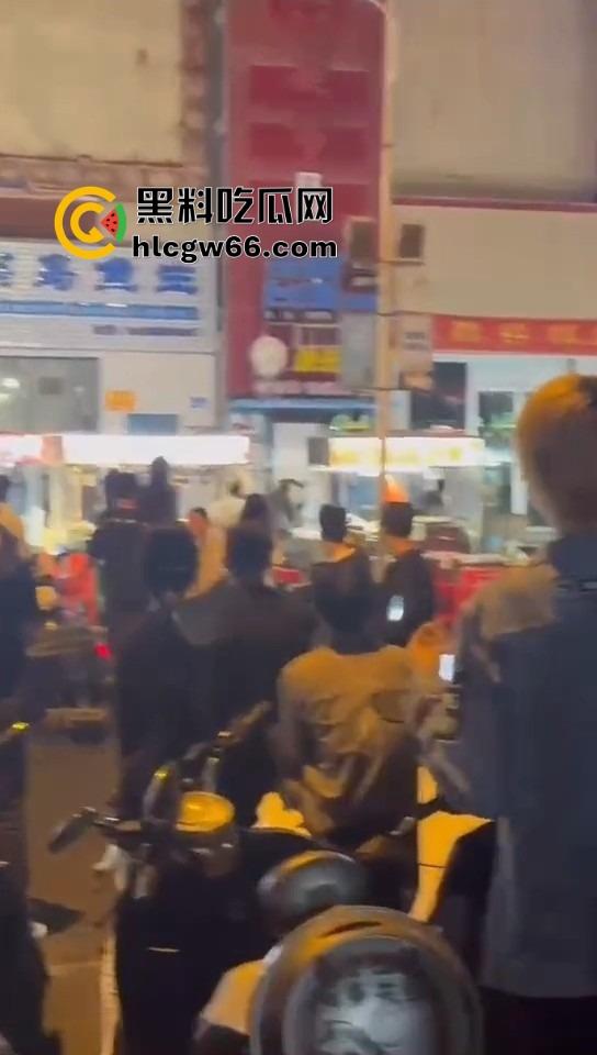三亚路边摊大哥嫌饭难吃，老板一怒召兄弟，棒球棍锅铲齐上阵，追着打一整条街！-7