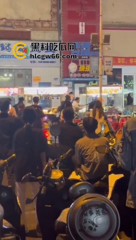 三亚路边摊大哥嫌饭难吃，老板一怒召兄弟，棒球棍锅铲齐上阵，追着打一整条街！-8