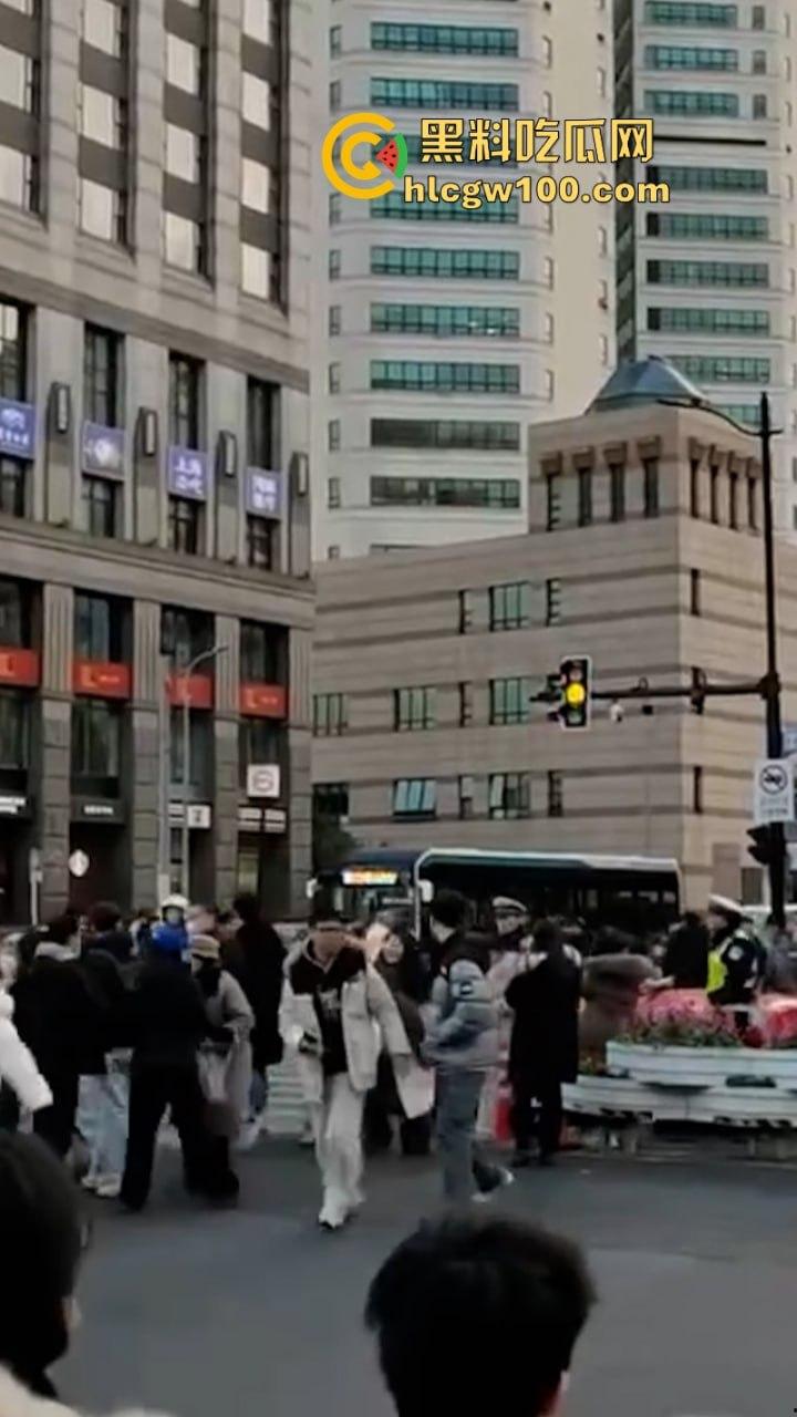 上海武康路成网红富人聚集地豪车炸街 现场派发红包引路过行人蜂拥争抢 打开竟是代金券？-9