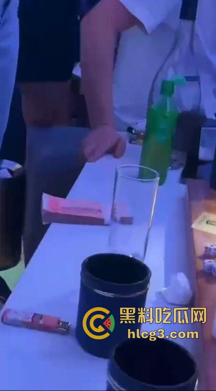 缅北佤邦猛波县 女子为拿金主奖励1万元 挑战喝完1.5L洋酒 狂喝之下导致抢救无效醉死！-6