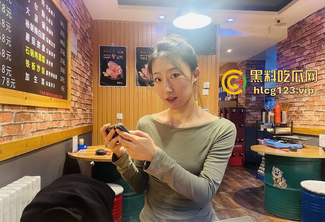 郑州情侣做爱视频意外流出！清纯妹子玩得花样百出，扶镜后入口爆还写字，骚得不要不要的！-3