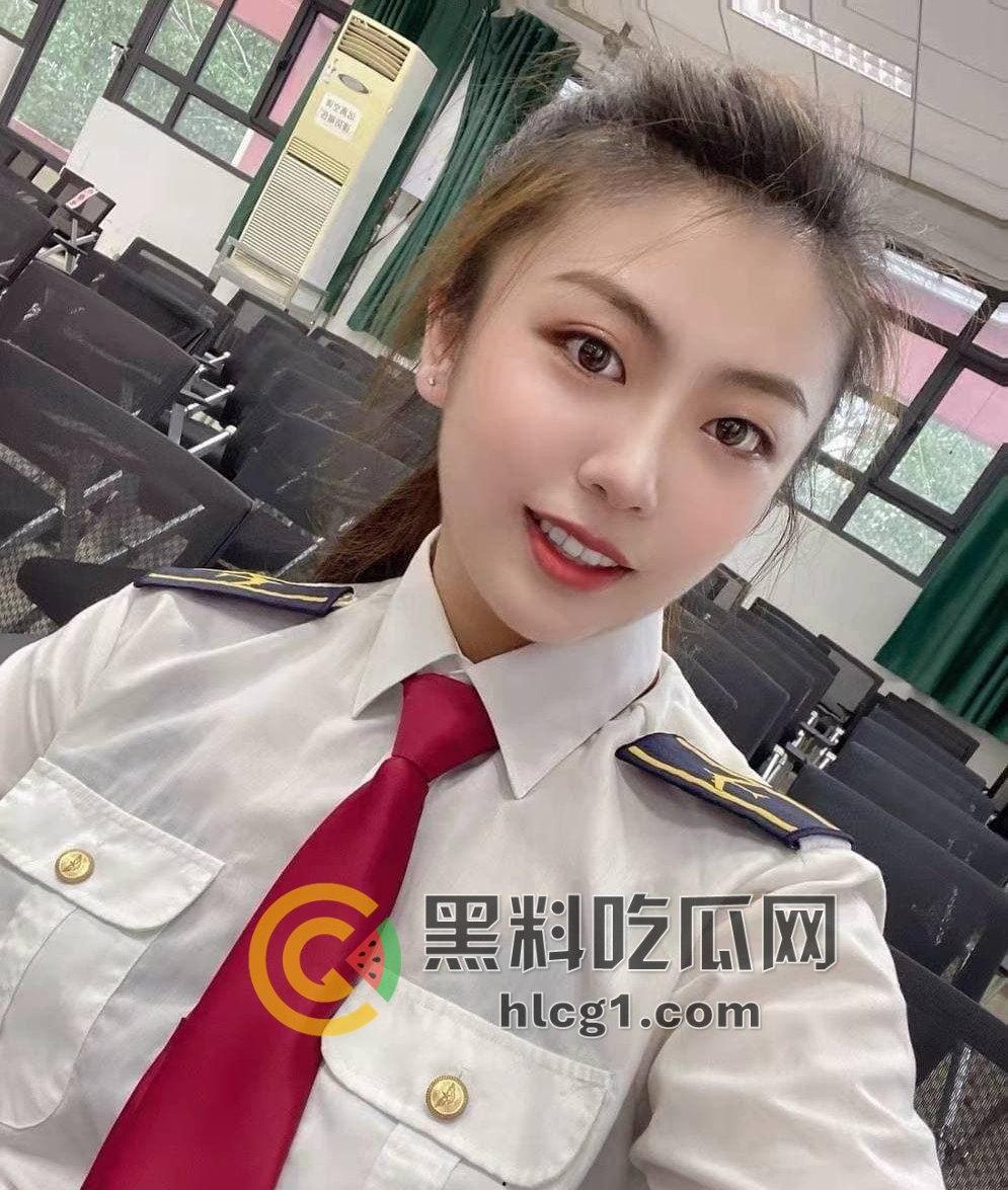 山航机长「何娜娜」原地干拔起飞，只为赶回去吃男友鸡巴，躺卧口爆视频被曝出！-1