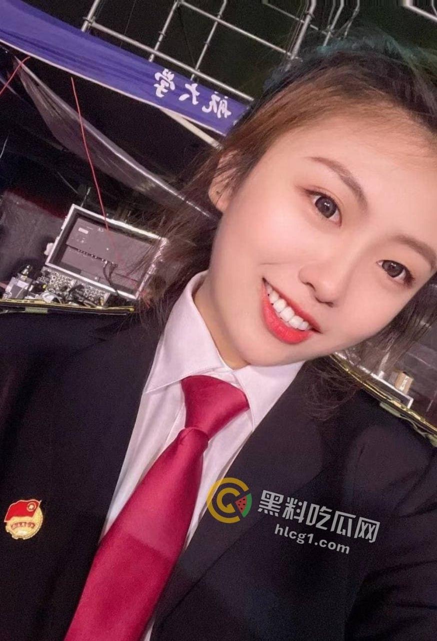 山航机长「何娜娜」原地干拔起飞，只为赶回去吃男友鸡巴，躺卧口爆视频被曝出！-7