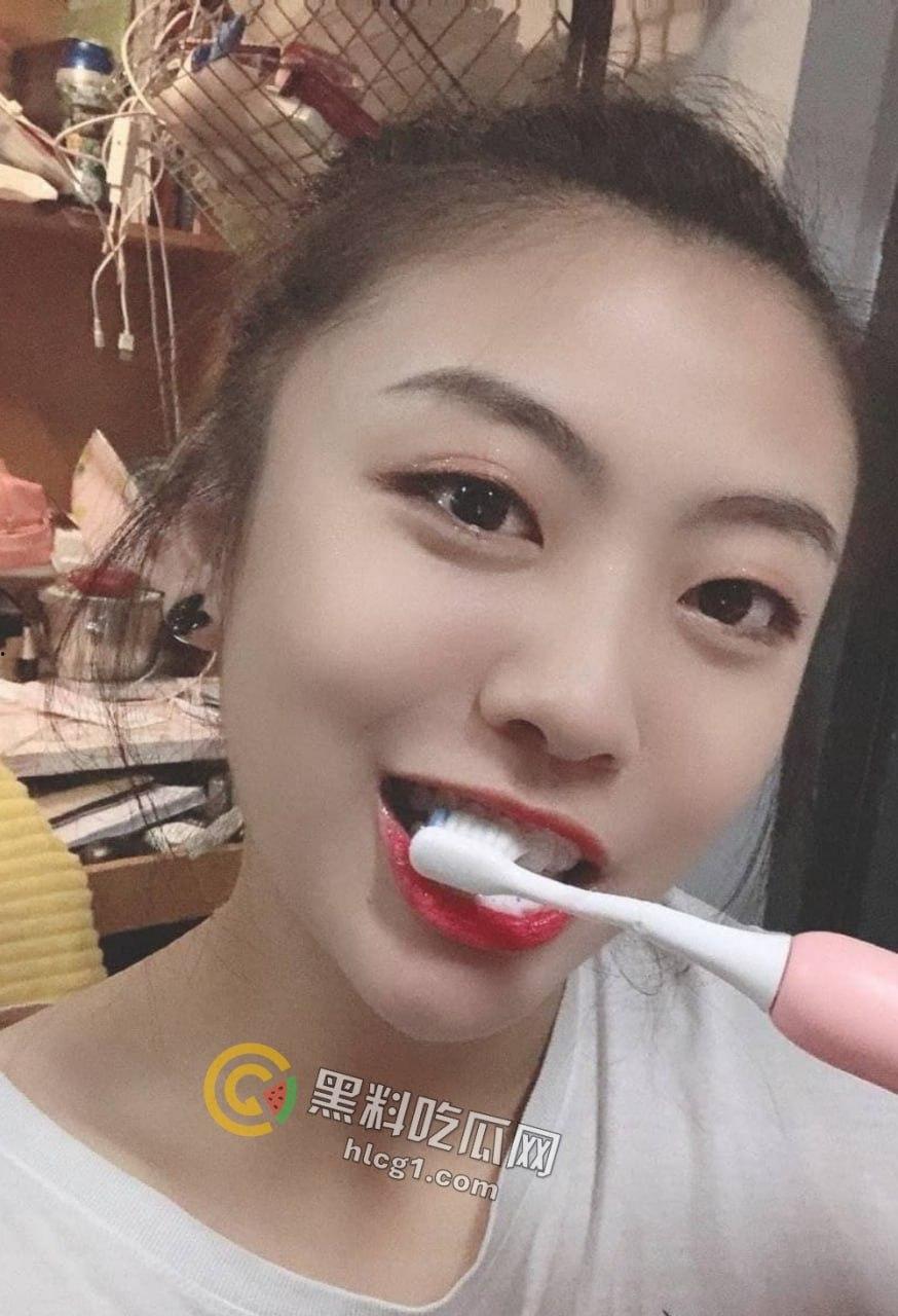 山航机长「何娜娜」原地干拔起飞，只为赶回去吃男友鸡巴，躺卧口爆视频被曝出！-10