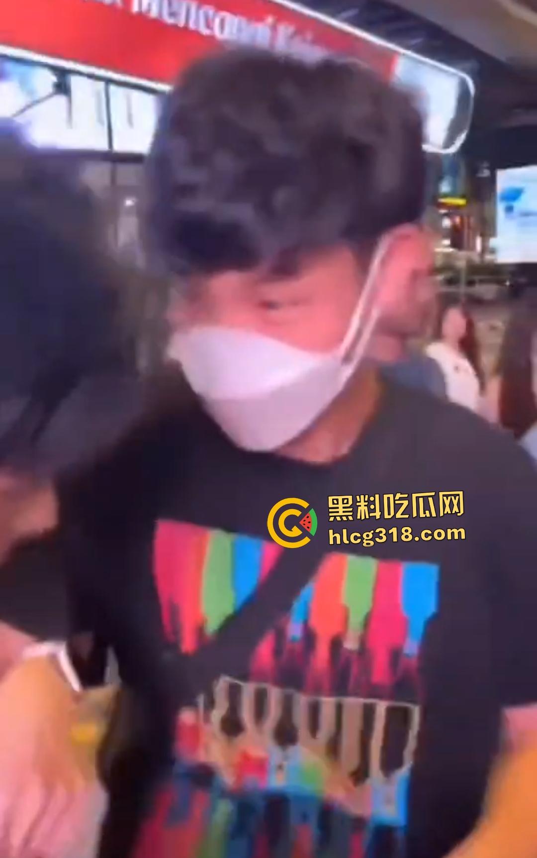 男子街头戴口罩偷拍裙底翻车被抓现行！想逃跑遭小伙群围裸缴，还露出真面目！-2