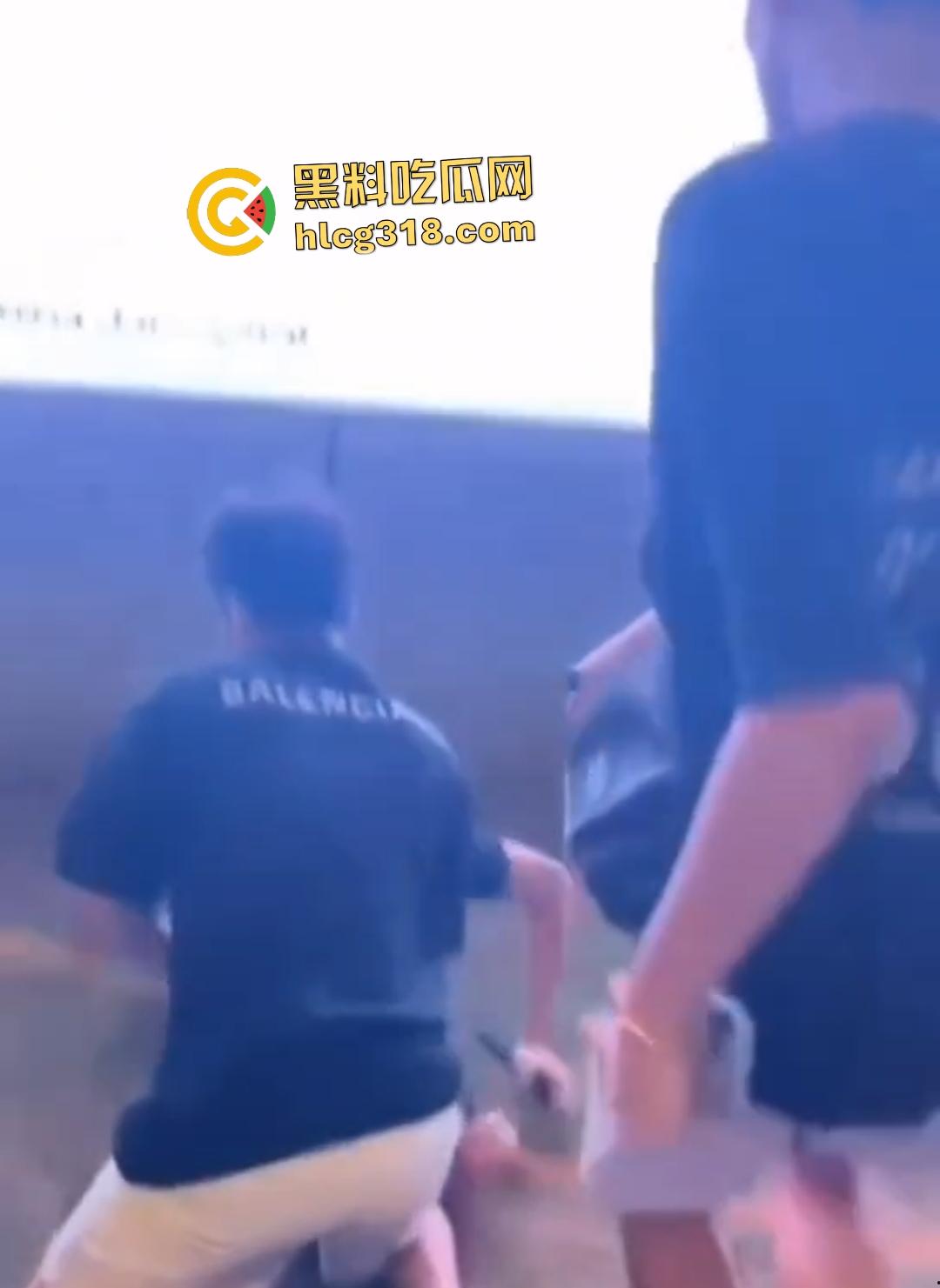 男子街头戴口罩偷拍裙底翻车被抓现行！想逃跑遭小伙群围裸缴，还露出真面目！-7