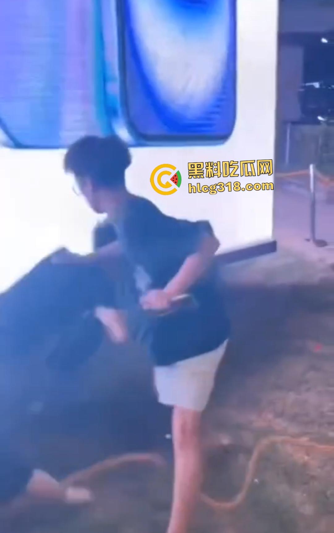 男子街头戴口罩偷拍裙底翻车被抓现行！想逃跑遭小伙群围裸缴，还露出真面目！-8