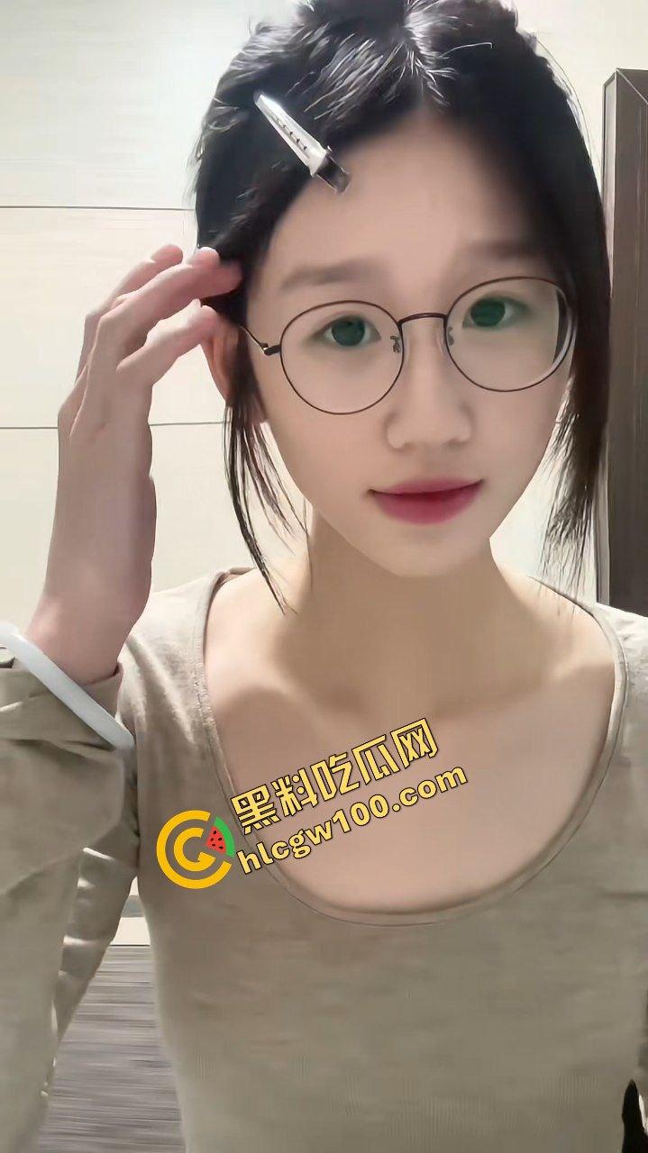 抖音极品清纯反差学生女网红『陈雯雯雯』私下发骚约操大哥 黑丝暴力后入娇喘！原创独家曝光流出！-2