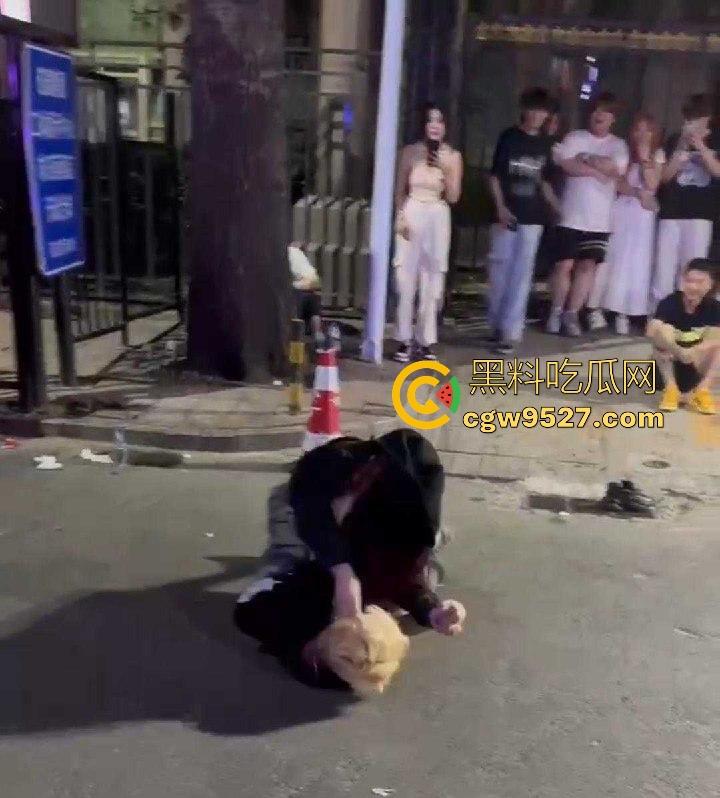 北京工体醉酒上演街头格斗大赛，坦克大战黄毛，相互拉扯锁喉，整场赛事总结，细狗居然连女人都打不过-7