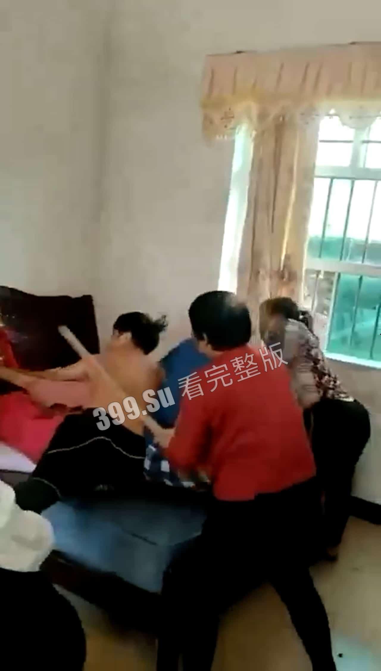 捉奸合集  想当老王就先看看万一被抓到  是什么下场吧-4