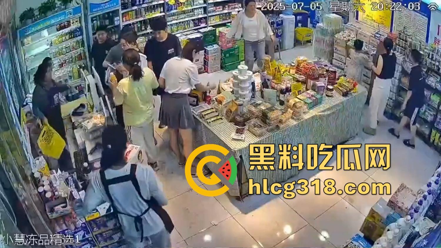 炎炎夏日成了偷拍狗的天堂，地铁公交全是猥亵逼，姑娘们裙子越短，偷拍狗越狂！-3