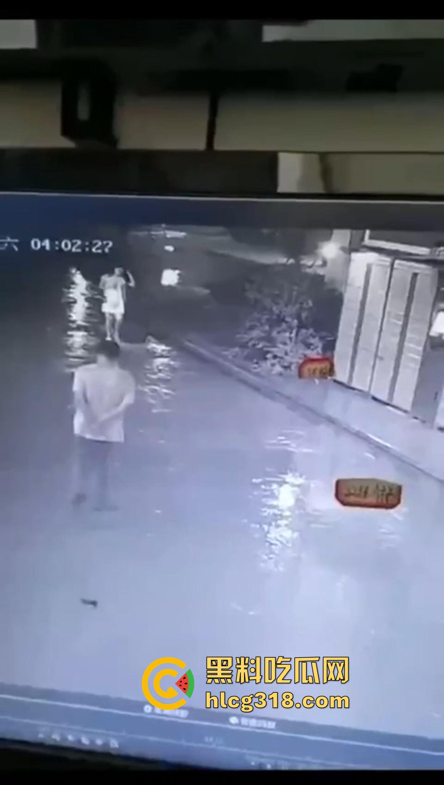 炎炎夏日成了偷拍狗的天堂，地铁公交全是猥亵逼，姑娘们裙子越短，偷拍狗越狂！-7