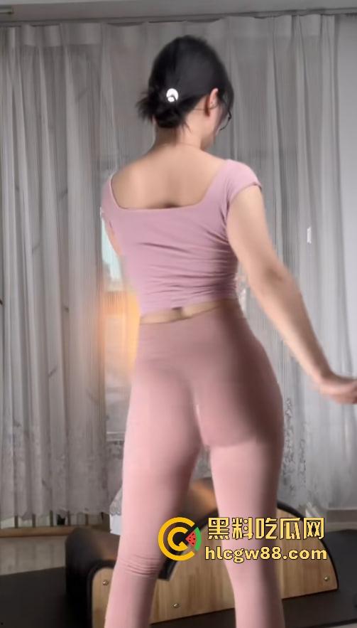 抖音御姐私教【小巧玲珑】688定制开撩，瑜伽嫩妹身段勾魂，汗水淫水流成河健身变操逼！-11