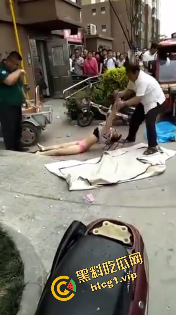 江苏无锡誉龙湖滨小区天台一对男女偷情约炮 男子后入式冲天炮 直接将爽翻天女子顶的坠楼死亡！-4