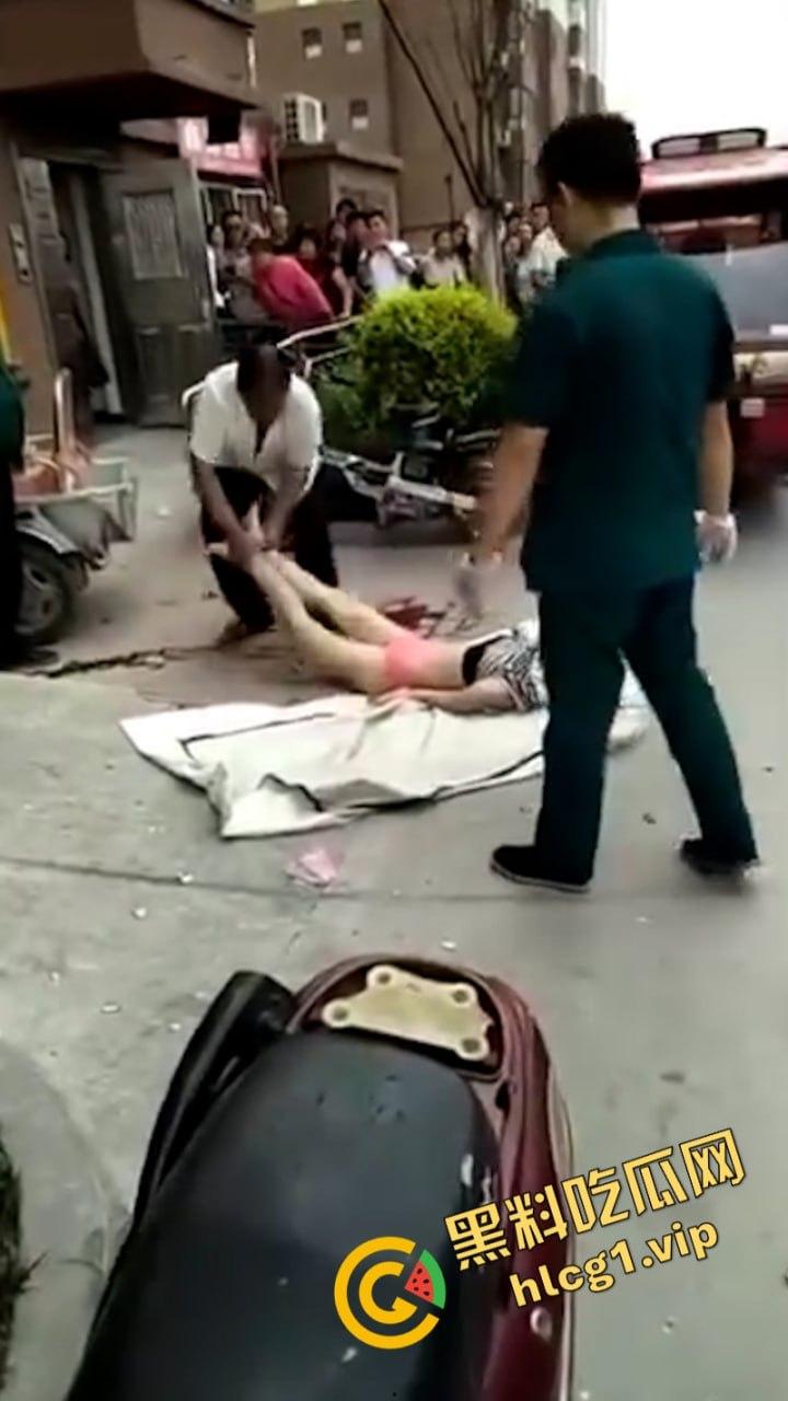 江苏无锡誉龙湖滨小区天台一对男女偷情约炮 男子后入式冲天炮 直接将爽翻天女子顶的坠楼死亡！-6