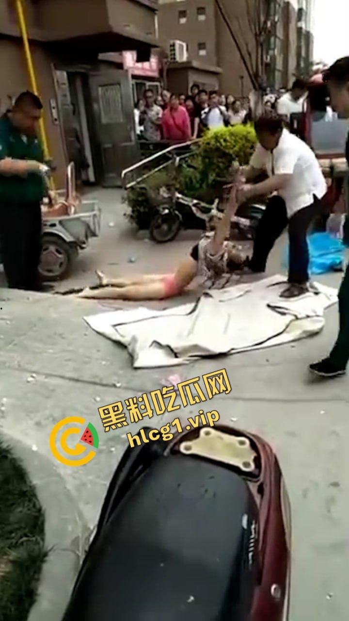 江苏无锡誉龙湖滨小区天台一对男女偷情约炮 男子后入式冲天炮 直接将爽翻天女子顶的坠楼死亡！-8