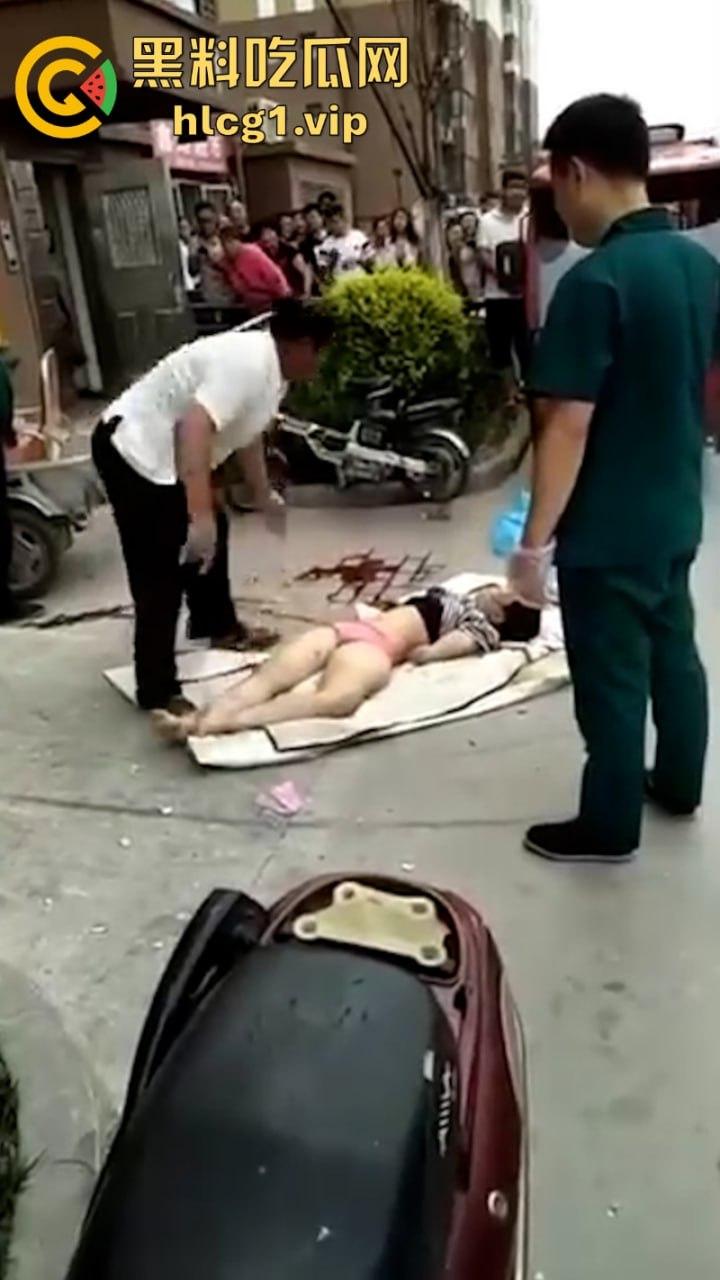 江苏无锡誉龙湖滨小区天台一对男女偷情约炮 男子后入式冲天炮 直接将爽翻天女子顶的坠楼死亡！-11