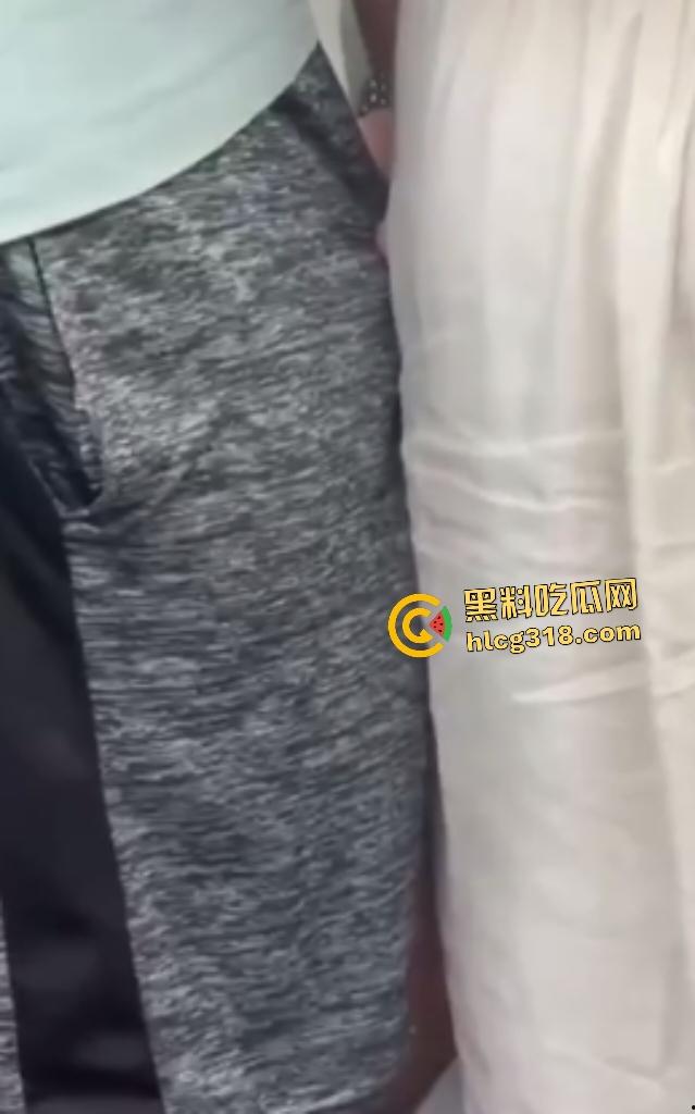 发情少妇坐地铁站着也能狂撸男友鸡鸡，旁若无人地操作，估计裤子里已经满是精子了吧？-4