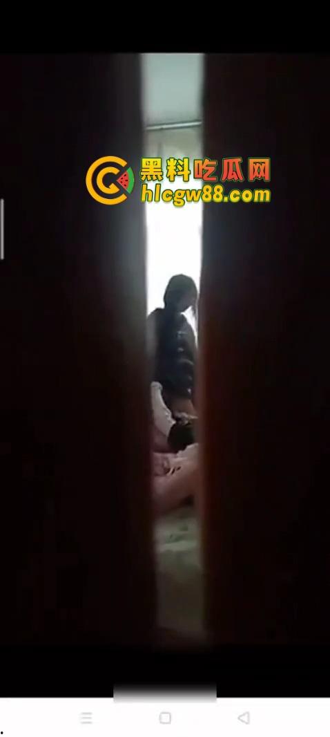 不懂就问,舍友开门就操女友,是憋疯了不管不顾,还是故意让我旁观刺激他们的变态癖好?-9