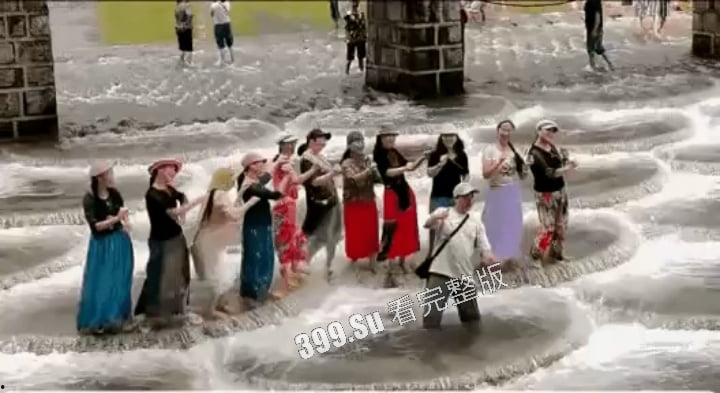 四川雅安陇西河鱼鳞坝，11位退休大妈衣着靓丽开心的在河坝边上载歌载舞  下一秒涨水带走七位，天人永隔！-4
