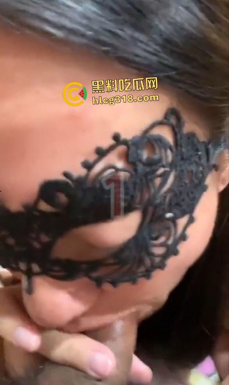 面具人妻熟女偷情神技炸裂！舔鸡巴吞精如行云流水，手速堪比单身十八年！-4