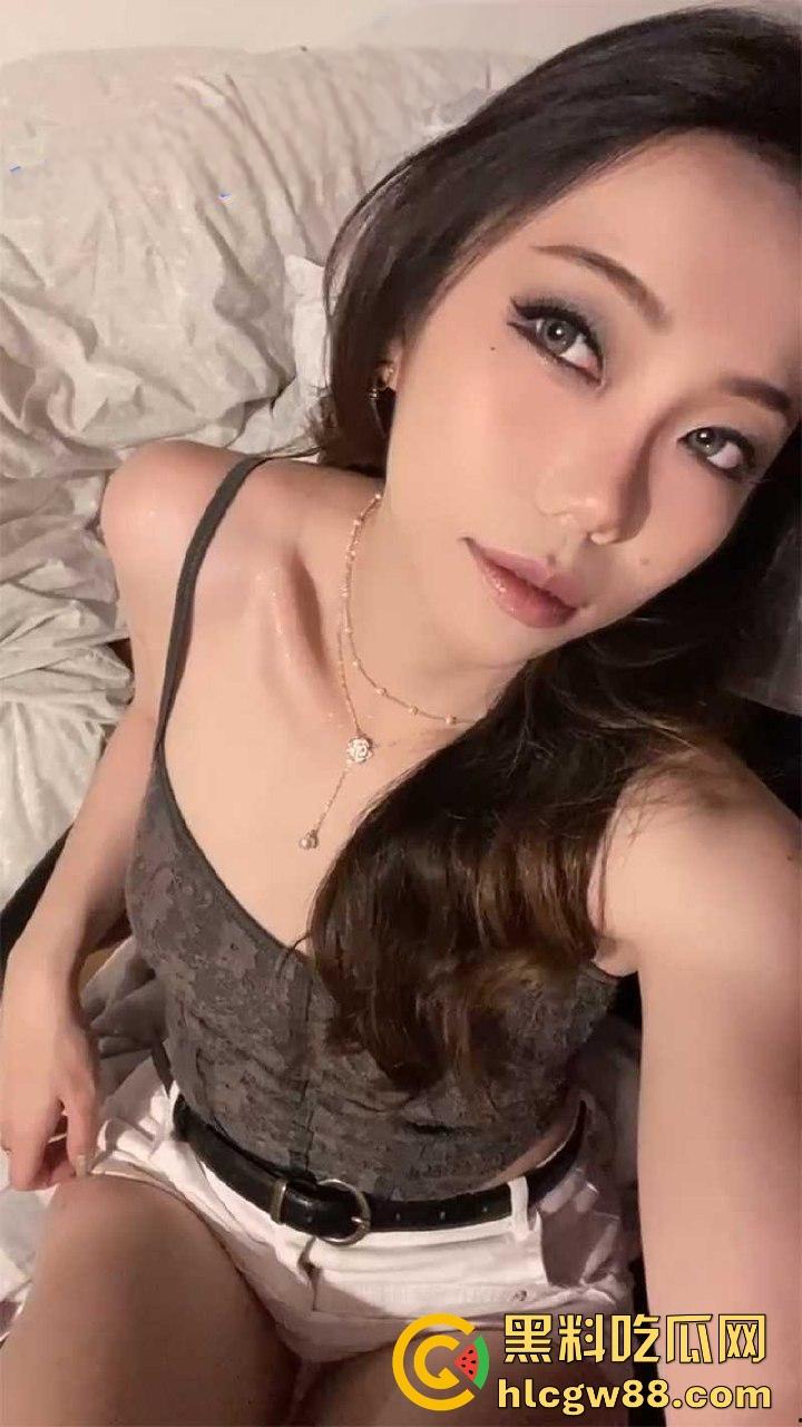 抖音极品网红【小温蒂】反差母狗背男友偷吃大鸡巴，口爆吞精舔脚毒龙样样行，性感情趣内衣翘臀被后入狂操！-4