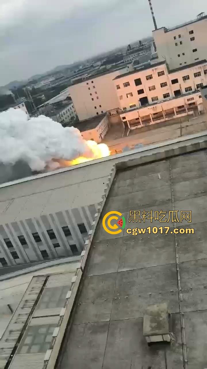 江苏无锡澄星磷化工厂发生大爆炸！疑似出现有毒气体，工厂周围被烟雾笼罩，极其像末日世界场景！-7